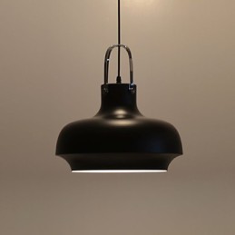 Moderne, zeitgenössische Pendelleuchte aus Metall im Landhausstil