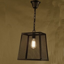 Ein Retro-Kronleuchter aus Schmiedeeisen im industriellen Windcafé-Stil mit Netzabdeckung