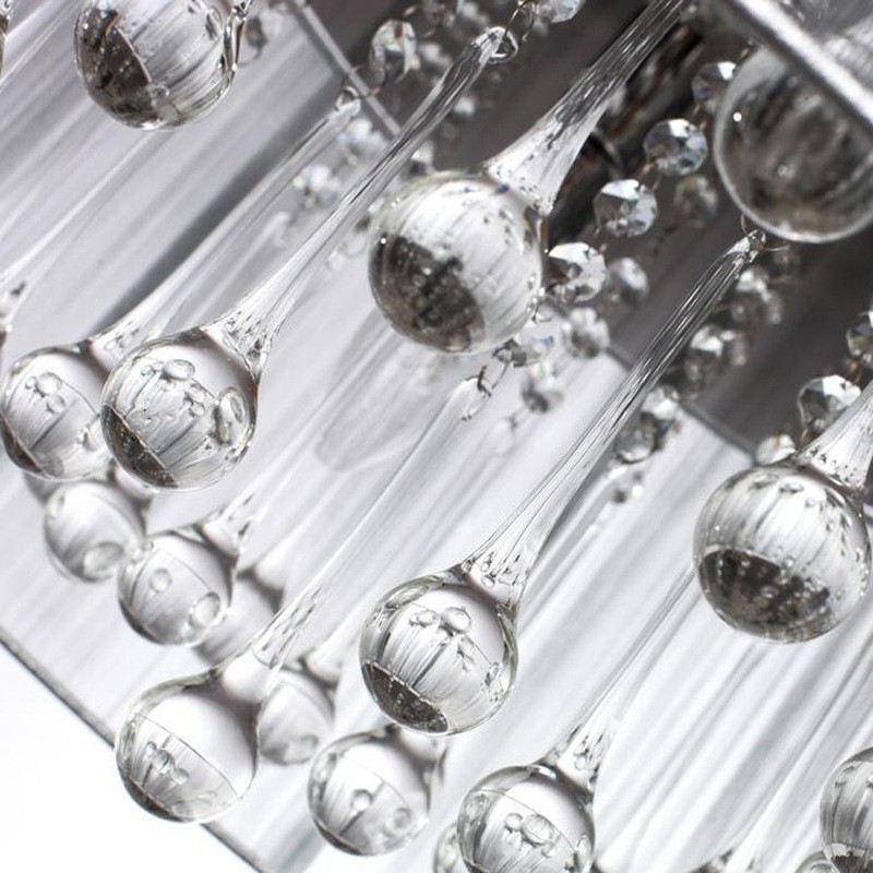 Traditioneller klassischer Kronleuchter aus Kristall und Chrommetall