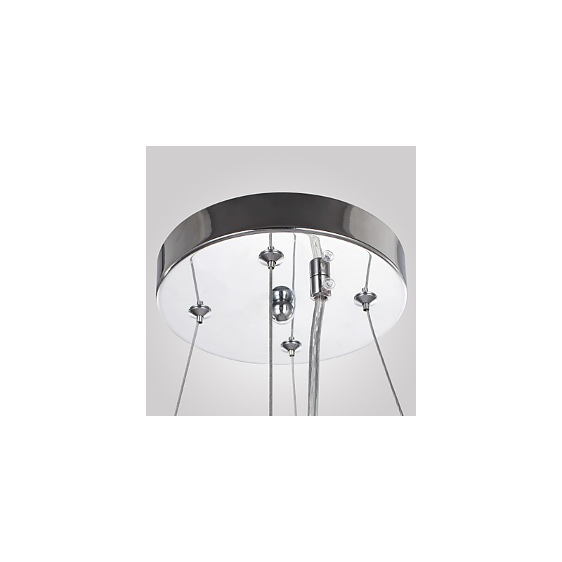 Traditioneller klassischer Kronleuchter aus Kristall und Chrommetall