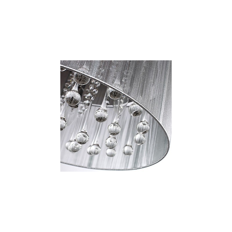 Traditioneller klassischer Kronleuchter aus Kristall und Chrommetall