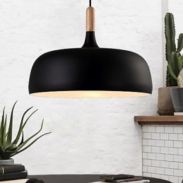 Moderne, zeitgenössische Pendelleuchte aus Metall im Landhausstil