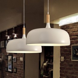 Moderne, zeitgenössische Pendelleuchte aus Metall im Landhausstil