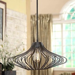 Moderne Pendelleuchte mit schwarzem Schirm aus Metallstruktur