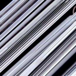 Moderne Pendelleuchte mit 3 Lichtern und Glasstab