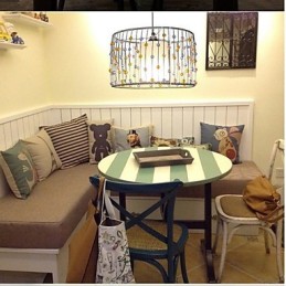 Der einzelne Kopf der Lampe besteht aus zylindrischen Perlen.