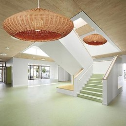 Moderne, zeitgenössische Pendelleuchte aus Metall im Landhausstil