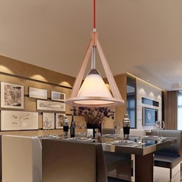 Kronleuchter aus Holz im Designer-Stil. Eleganter Kronleuchter im zeitgenössischen Stil