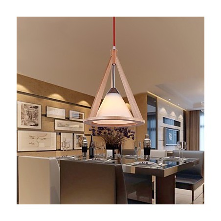Kronleuchter aus Holz im Designer-Stil. Eleganter Kronleuchter im zeitgenössischen Stil Kronleuchter aus Holz im Designer-Stil. Eleganter Kronleuchter im zeitgenössischen Stil