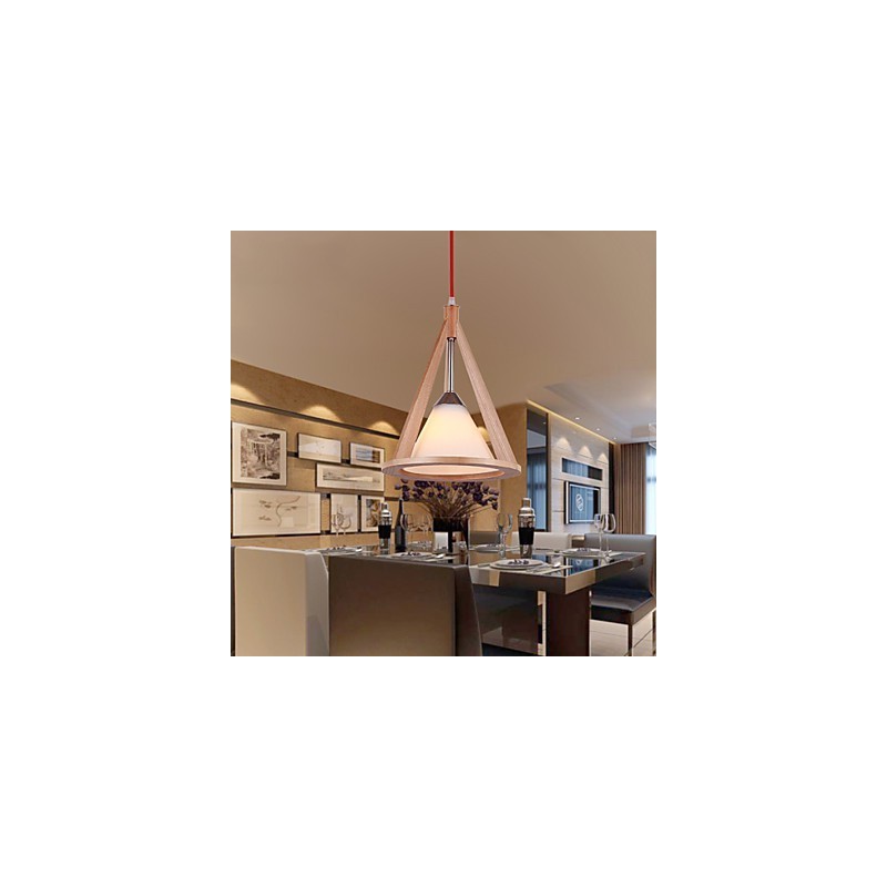 Kronleuchter aus Holz im Designer-Stil. Eleganter Kronleuchter im zeitgenössischen Stil