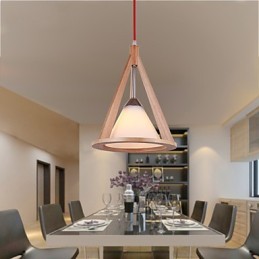 Kronleuchter aus Holz im Designer-Stil. Eleganter Kronleuchter im zeitgenössischen Stil