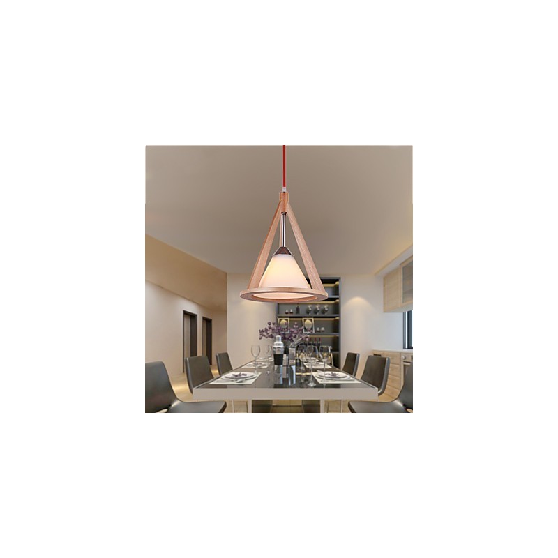 Kronleuchter aus Holz im Designer-Stil. Eleganter Kronleuchter im zeitgenössischen Stil