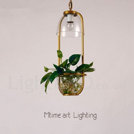 Traditionelle klassische Pendelleuchte aus Glas mit einer Leuchte Traditionelle klassische Pendelleuchte aus Glas mit einer Leuchte
