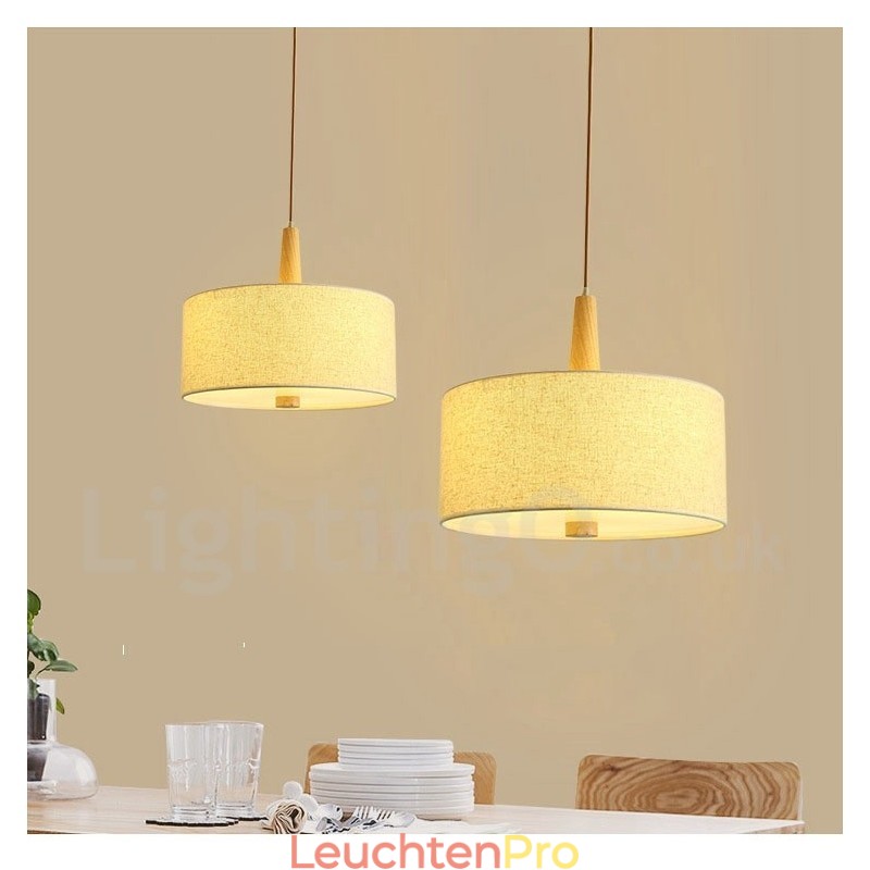 Moderne Pendelleuchte aus Holz im Trommelstil mit Stoffschirm