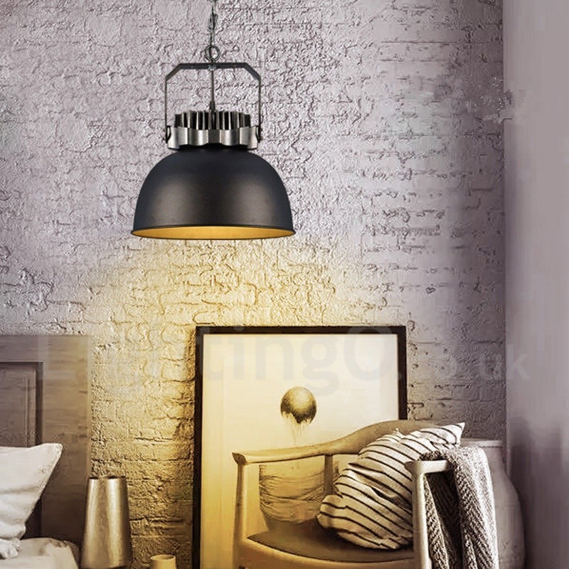 Schwarze Pendelleuchte aus Metall im Vintage-Stil im Landhausstil