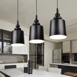 Schwarze, moderne Pendelleuchte mit 3 Lichtern