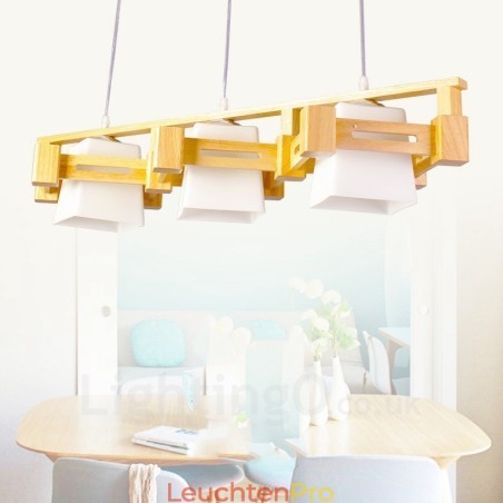 3-flammige Pendelleuchte aus Holz im modernen, zeitgenössischen nordischen Stil mit Stoffschirm 3-flammige Pendelleuchte aus Holz im modernen, zeitgenössischen nordischen Stil mit Stoffschirm