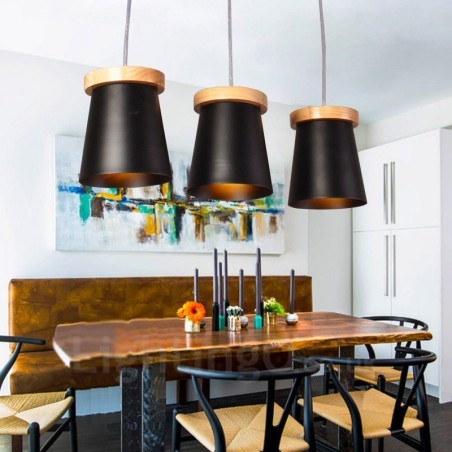 3-flammige Pendelleuchte aus Holz im modernen, zeitgenössischen nordischen Stil mit Eisenschirm 3-flammige Pendelleuchte aus Holz im modernen, zeitgenössischen nordischen Stil mit Eisenschirm