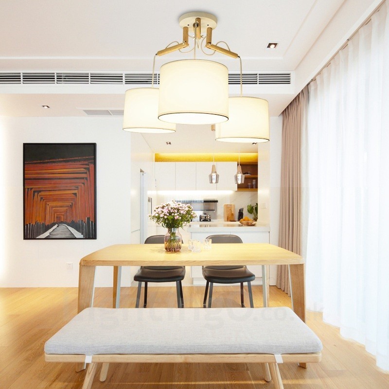 Moderne Pendelleuchte mit 3 Lichtern aus Holz und Stoffschirm