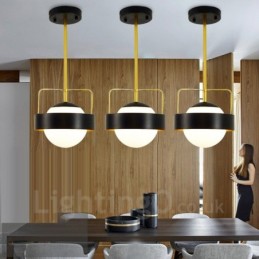 1 Licht Moderne zeitgenössische Deckenleuchten Kupferbeschichtung Pendelleuchte mit weißem und schwarzem Kugelglasschirm