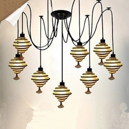 Der Nordic Country Retro Honeycomb Kronleuchter. Kronleuchterlampe. Die himmlischen Mädchen streuen Blüten.