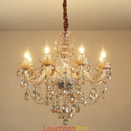 Eleganter Kronleuchter mit 8 Kerzen und Kristallen in Cognac-Farbe Eleganter Kronleuchter mit 8 Kerzen und Kristallen in Cognac-Farbe