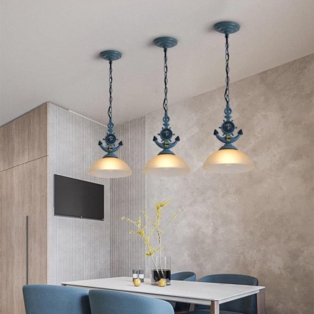 Eine hellblaue rustikale künstlerische Retro-Antik-Pendelleuchte mit Glasschirm Eine hellblaue rustikale künstlerische Retro-Antik-Pendelleuchte mit Glasschirm