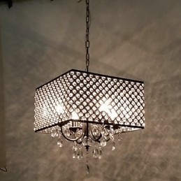 Traditioneller klassischer Kronleuchter aus Metall mit Kristallmalerei