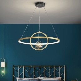 Nordische moderne Pendelleuchte mit goldenem Kreis