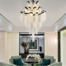 Moderne, elegante Pendelleuchte mit Quaste