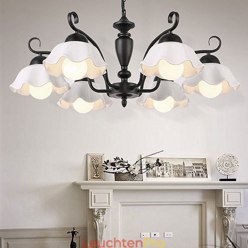 Nordische Pendelleuchte aus Eisen in Blumenform mit Glasschirm
