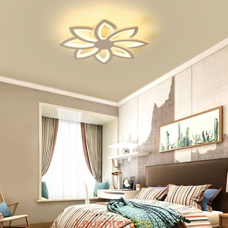 Deckenleuchte mit auffälliger Acrylblume, 55 cm