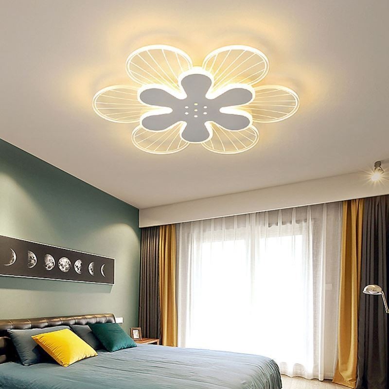 Moderne, bündige Deckenleuchte mit hübscher Blume