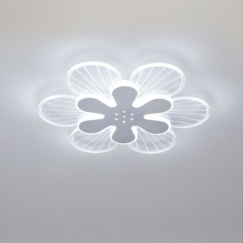 Moderne, bündige Deckenleuchte mit hübscher Blume