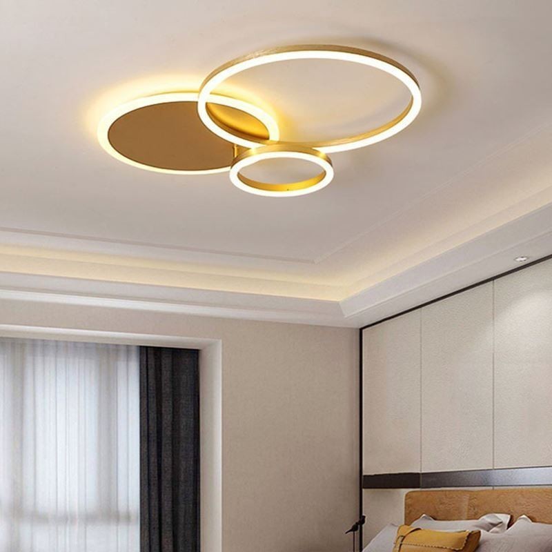 Moderne, runde Deckenleuchte in Gold