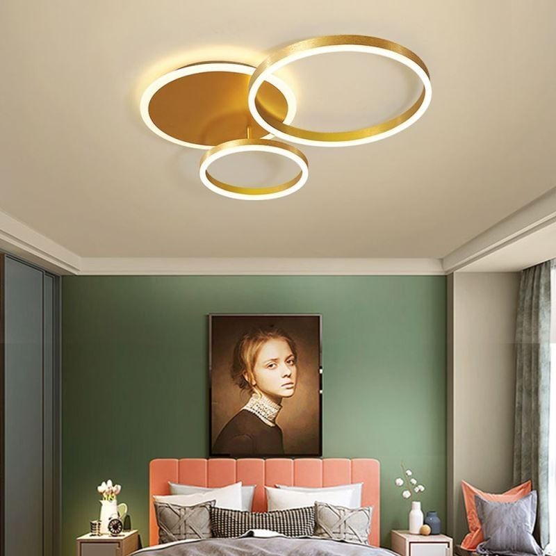 Moderne, runde Deckenleuchte in Gold