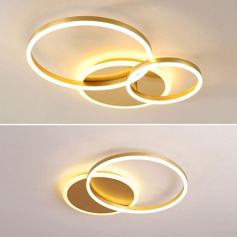 Moderne, runde Deckenleuchte in Gold
