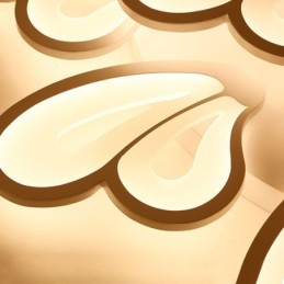 Moderne, schlichte Deckenleuchte in Blütenblattform aus Acryl