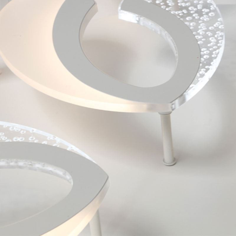 Moderne, schlichte Deckenleuchte in Herzform aus Acryl