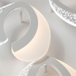 Moderne, schlichte Deckenleuchte in Herzform aus Acryl