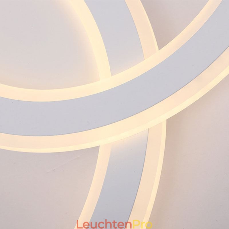 Moderne, schlichte Deckenleuchte aus Acryl mit Buchstabe C