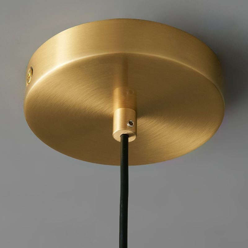 Moderne Pendelleuchte mit einer Leuchte aus Messing, Pendelleuchte, Insel