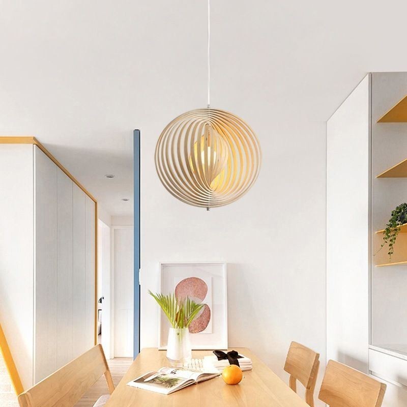 Moderne runde Kugel-Kronleuchter-Pendelleuchte aus Lindenholz