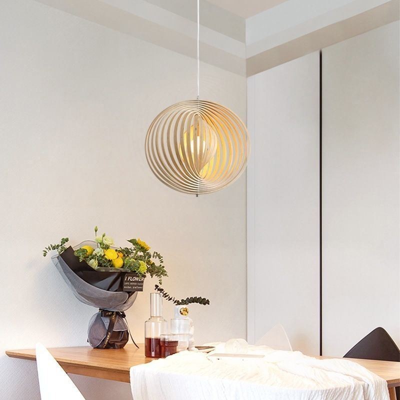 Moderne runde Kugel-Kronleuchter-Pendelleuchte aus Lindenholz