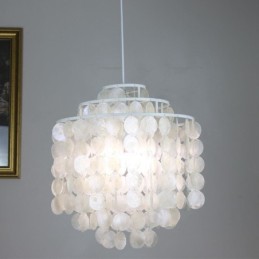 Moderne klassische Pendelleuchte mit weißem Muschelschirm