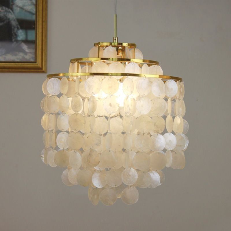 Moderne klassische Pendelleuchte mit weißem Muschelschirm