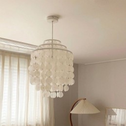 Moderne klassische Pendelleuchte mit weißem Muschelschirm