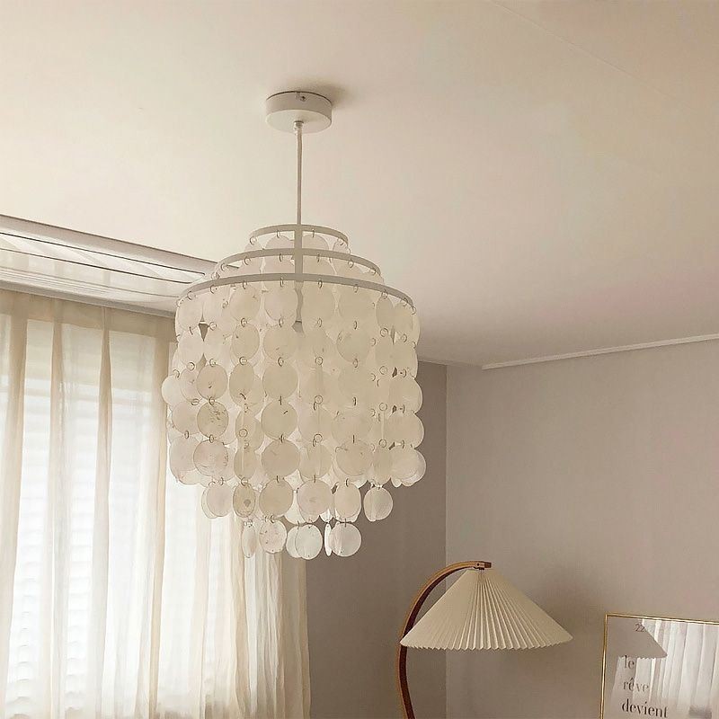 Moderne klassische Pendelleuchte mit weißem Muschelschirm