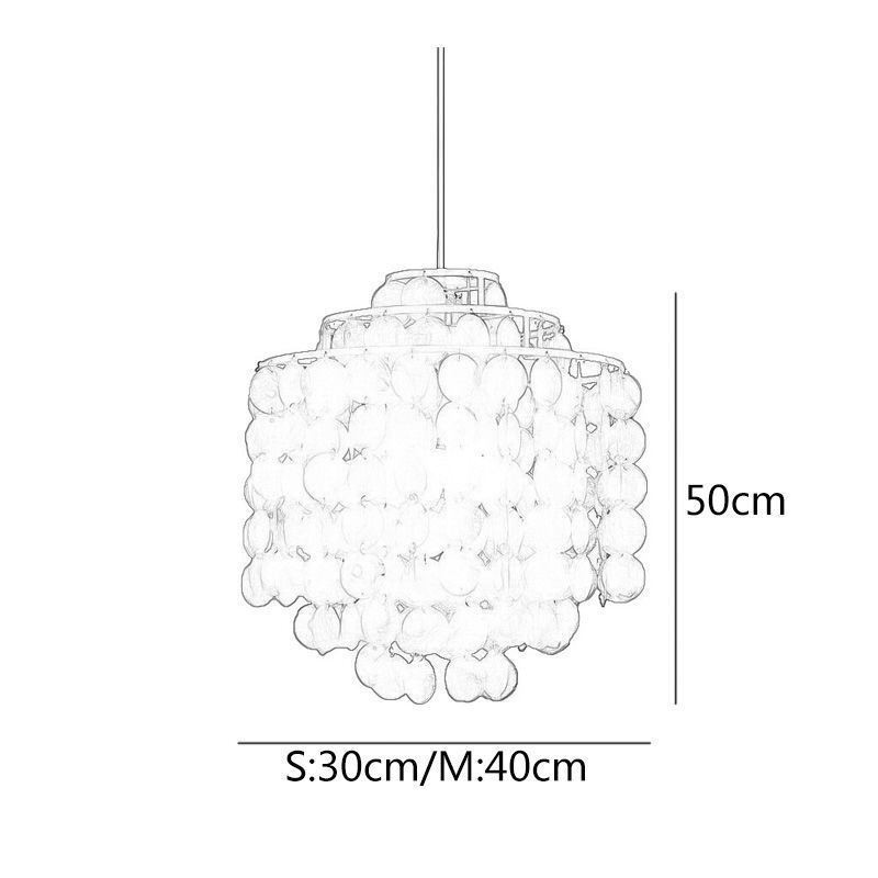 Moderne klassische Pendelleuchte mit weißem Muschelschirm