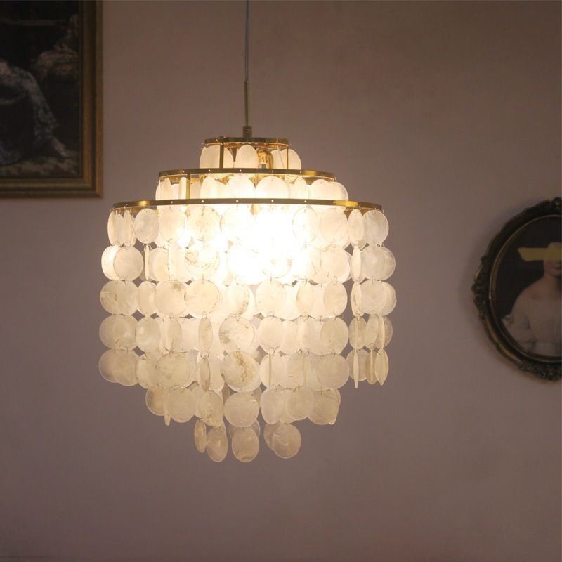 Moderne klassische Pendelleuchte mit weißem Muschelschirm